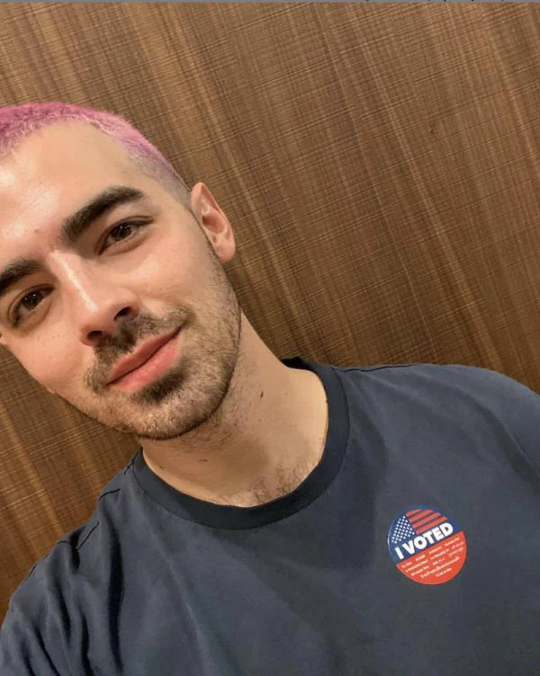 joe jo<em></em>nas shows off pink hair and i voted sticker